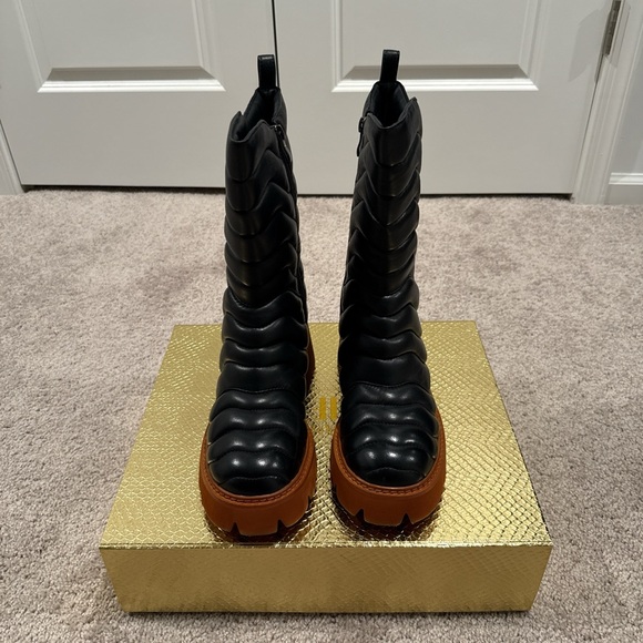 Boot - Picture 4 of 9